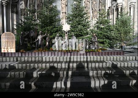 Cologne, Allemagne. 26 décembre 2023. La crèche en bronze de Cologne se dresse sur le portail sud de la cathédrale de Cologne. Crédit : Horst Galuschka/dpa/Alamy Live News Banque D'Images