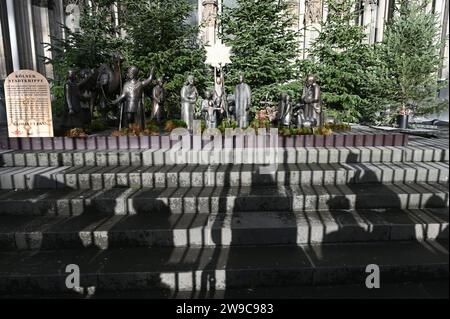 Cologne, Allemagne. 26 décembre 2023. La crèche en bronze de Cologne se dresse sur le portail sud de la cathédrale de Cologne. Crédit : Horst Galuschka/dpa/Alamy Live News Banque D'Images