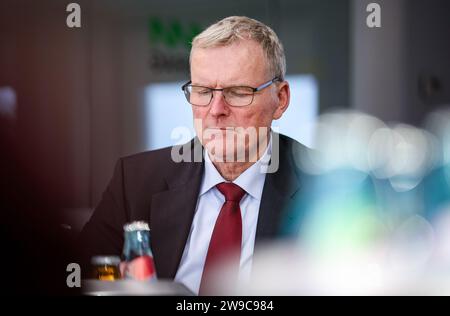 Zeitz, Allemagne. 05 décembre 2023. Armin Eichholz, Président du Directoire de Mibrag GmbH, siège dans une salle de conférence de l'entreprise. La société minière basée à Zeitz exploite les mines à ciel ouvert Profen (Saxe-Anhalt) et Vereinigtes Schleenhain (Saxe). Le charbon est utilisé pour alimenter les centrales de Schkopau et de Lippendorf. Crédit : Jan Woitas/dpa/Alamy Live News Banque D'Images