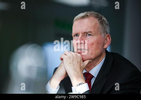 Zeitz, Allemagne. 05 décembre 2023. Armin Eichholz, Président du Directoire de Mibrag GmbH, siège dans une salle de conférence de l'entreprise. La société minière basée à Zeitz exploite les mines à ciel ouvert Profen (Saxe-Anhalt) et Vereinigtes Schleenhain (Saxe). Le charbon est utilisé pour alimenter les centrales de Schkopau et de Lippendorf. Crédit : Jan Woitas/dpa/Alamy Live News Banque D'Images