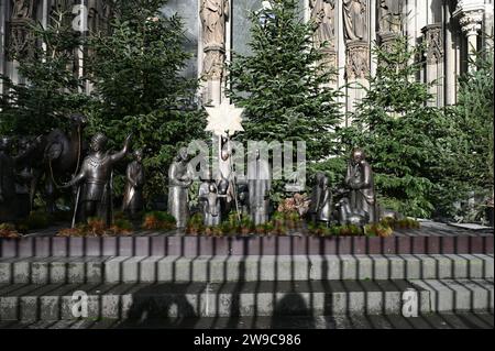 Cologne, Allemagne. 26 décembre 2023. La crèche en bronze de Cologne se dresse sur le portail sud de la cathédrale de Cologne. Crédit : Horst Galuschka/dpa/Alamy Live News Banque D'Images