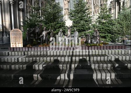 Cologne, Allemagne. 26 décembre 2023. La crèche en bronze de Cologne se dresse sur le portail sud de la cathédrale de Cologne. Crédit : Horst Galuschka/dpa/Alamy Live News Banque D'Images