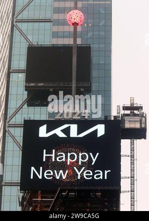 NEW YORK, NY- DÉCEMBRE 26 : les 2024 numéros vus au sommet de One Times Square pour la célébration de la Saint-Sylvestre de cette année à Times Square dans la ville de New York. 26 décembre 2023 Copyright : xRWx Banque D'Images