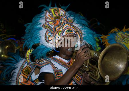 Le lendemain de Noël Junkanoo Street parade aux Bahamas où les hommes et les femmes s'habillent en costumes colorés. Banque D'Images