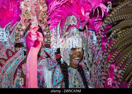 Le lendemain de Noël Junkanoo Street parade aux Bahamas où les hommes et les femmes s'habillent en costumes colorés. Banque D'Images