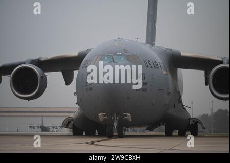 Un C-17 Globemaster III est en taxi sur la piste pendant le Jersey Dawn 23 à la joint base McGuire-dix-Lakehurst (N.J.), le 7 décembre 2023. Les membres affectés à plusieurs unités de la base conjointe ont participé à l’exercice, un entraînement conjoint de six jours qui s’est déroulé du 4 au 10 décembre 2023. (Photo de l'US Air Force par l'aviateur de 1e classe Aidan Thompson) Banque D'Images