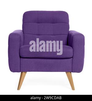 Un fauteuil confortable de couleur ultra violet isolé sur blanc Banque D'Images
