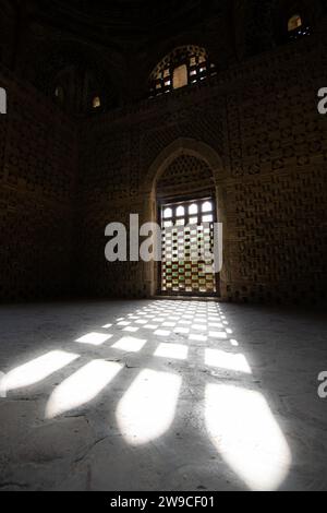 27 JUIN 2023, BOUKHARA, OUZBÉKISTAN : Mausolée Ismail Samani ou intérieur du mausolée Samanide avec l'ombre de la fenêtre au coucher du soleil, 9e -10e cen Banque D'Images