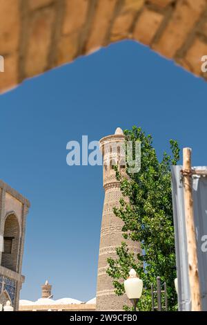 28 JUIN 2023, BOUKHARA, OUZBÉKISTAN : ancien minaret dans la vieille ville de Boukhara, Ouzbékistan Banque D'Images