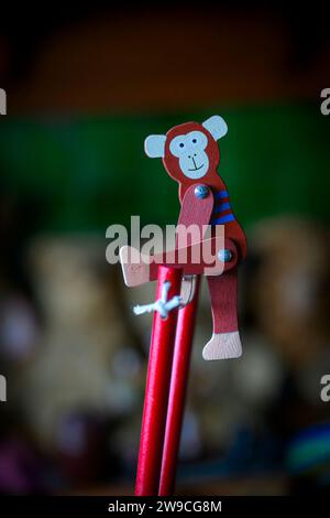 acrobate de jouet traditionnel en bois, singe sur un bâton, jouet squeeze Banque D'Images