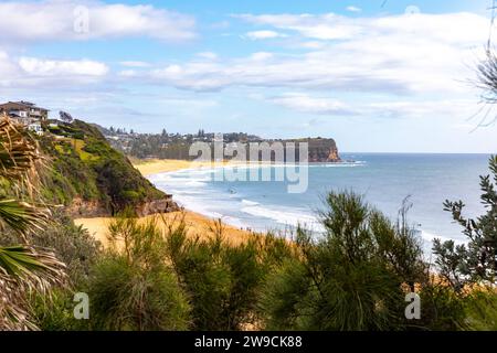 Sydney plages du nord littoral avec vue sur la plage de Warriewood ( près) et la plage de Mona Vale ( loin), Nouvelle-Galles du Sud, Australie Banque D'Images