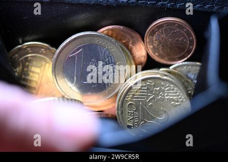 Cologne, Allemagne. 26 septembre 2022. Les pièces reposent dans un portefeuille. Les pays de la zone euro veulent produire moins de pièces en 2024 que l'année en cours : les autorités monétaires de la Banque centrale européenne (BCE) ont approuvé la production de pièces d'un volume total de 2,34 milliards d'euros pour les 20 pays qui utilisent la monnaie unique. Crédit : Federico Gambarini/dpa/Alamy Live News Banque D'Images