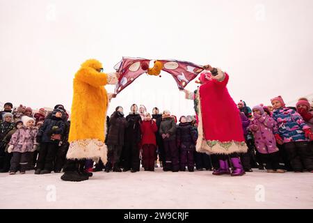 St. Petersburg, Russie. 24 décembre 2023. Performance en chantant les clowns modernes Obedalo (à gauche) et Menyushka (à droite) pour les résidents des différents quartiers de St. Petersburg dans le cadre du spectacle de salutations du nouvel an. Crédit : SOPA Images Limited/Alamy Live News Banque D'Images