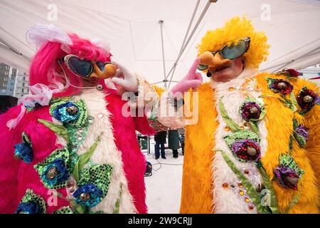 St. Petersburg, Russie. 24 décembre 2023. Performance en chantant les clowns modernes Obedalo (à droite) et Menyushka (à gauche) pour les résidents des différents quartiers de St. Petersburg dans le cadre du spectacle de salutations du nouvel an. Crédit : SOPA Images Limited/Alamy Live News Banque D'Images