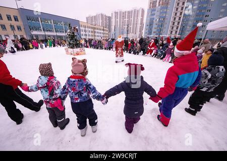 St. Petersburg, Russie. 24 décembre 2023. Résidents de la ville lors d'une danse ronde pour qui les salutations du nouvel an ont été organisées à Saint-Pétersbourg. Crédit : SOPA Images Limited/Alamy Live News Banque D'Images