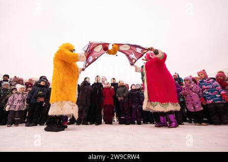 St. Petersburg, Russie. 24 décembre 2023. Performance en chantant les clowns modernes Obedalo (à gauche) et Menyushka (à droite) pour les résidents des différents quartiers de St. Petersburg dans le cadre du spectacle de salutations du nouvel an. (Image de crédit : © Artem Priakhin/SOPA Images via ZUMA Press Wire) USAGE ÉDITORIAL SEULEMENT! Non destiné à UN USAGE commercial ! Banque D'Images