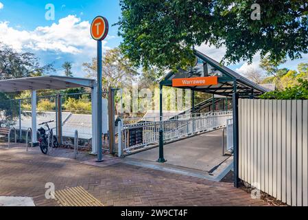 L'entrée de l'avenue Heydon à la gare de Warrawee sur la ligne T1 sur la rive nord de Sydney en Nouvelle-Galles du Sud, Australie Banque D'Images