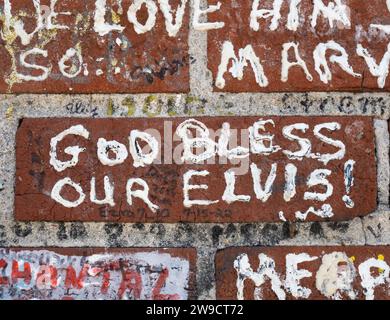 Graffiti sur un mur de briques qui entoure le manoir Graceland d'Elvis Presley à Memphis, Tennessee. Banque D'Images