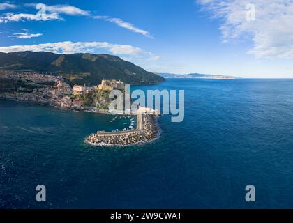 Scilla, Italie - 17 décembre 2023 : vue de paysage de drone de la ville balnéaire de Scilla en Calabre Banque D'Images