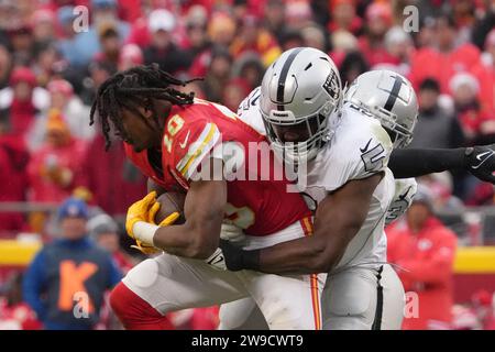 Le linebacker Divine Deablo (5) des Raiders de Las Vegas affronte les Chiefs de Kansas City en courant Isiah Pacheco (10) lors d'un match de football de la NFL, le lundi 25 décembre 2023, à Kansas City, Mo. Les Raiders ont battu les Chiefs 20-14. Banque D'Images