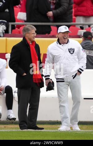 Clark Hunt, propriétaire des Kansas City Chiefs (à gauche) et Mark Davis, propriétaire des Las Vegas Raiders, lors d'un match de football de la NFL, lundi 25 décembre 2023, à Kansas City, Mo. Les Raiders ont battu les Chiefs 20-14. Banque D'Images