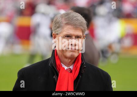 Clark Hunt, propriétaire des Kansas City Chiefs, lors d'un match de football de la NFL contre les Raiders de Las Vegas, lundi 25 décembre 2023, à Kansas City, Mo. Les Raiders ont battu les Chiefs 20-14. Banque D'Images