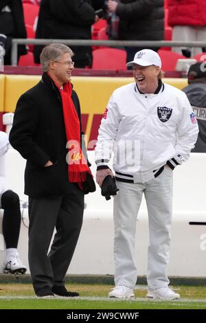 Clark Hunt, propriétaire des Kansas City Chiefs (à gauche) et Mark Davis, propriétaire des Las Vegas Raiders, lors d'un match de football de la NFL, lundi 25 décembre 2023, à Kansas City, Mo. Les Raiders ont battu les Chiefs 20-14. Banque D'Images