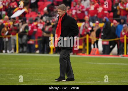 Clark Hunt, propriétaire des Kansas City Chiefs, lors d'un match de football de la NFL contre les Raiders de Las Vegas, lundi 25 décembre 2023, à Kansas City, Mo. Les Raiders ont battu les Chiefs 20-14. Banque D'Images