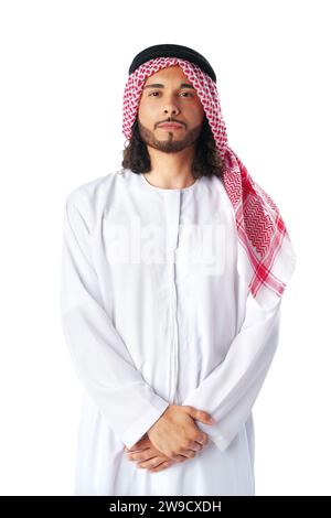 Portrait d'un jeune homme arabe portant une robe traditionnelle du Moyen-Orient thobe isolé sur blanc Banque D'Images