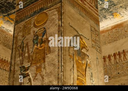 Louxor, Égypte - novembre 25 2023 : des hiéroglyphes et des peintures murales décorent l'intérieur du tombeau de Ramsses V et VI dans la vallée des Rois à Louxor en Égypte Banque D'Images