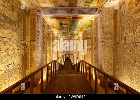 Louxor, Egypte - novembre 25 2023 : couloir d'entrée, richement décoré par des peintures murales et des hiéroglyphes, de la tombe de Ramsses V et VI dans la valle Banque D'Images