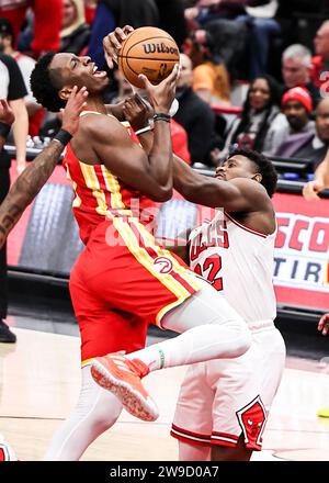 Chicago, États-Unis. 26 décembre 2023. Onyeka Okongwu (L) des Atlanta Hawks monte au panier lors du match de saison régulière de la NBA entre les Atlanta Hawks et les Chicago Bulls à Chicago, aux États-Unis, le 26 décembre 2023. Crédit : Joel Lerner/Xinhua/Alamy Live News Banque D'Images