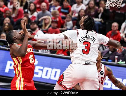 Chicago, États-Unis. 26 décembre 2023. Andre Drummond (à droite) des Chicago Bulls met Clint Capela (à gauche) des Atlanta Hawks dans l'œil lors du match de saison régulière de la NBA entre les Atlanta Hawks et les Chicago Bulls à Chicago, aux États-Unis, le 26 décembre 2023. Crédit : Joel Lerner/Xinhua/Alamy Live News Banque D'Images