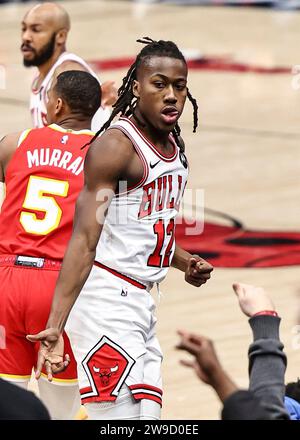 Chicago, États-Unis. 26 décembre 2023. Ayo Dosunmu des Chicago Bulls célèbre le match de saison régulière de la NBA entre les Hawks d'Atlanta et les Bulls de Chicago à Chicago, aux États-Unis, le 26 décembre 2023. Crédit : Joel Lerner/Xinhua/Alamy Live News Banque D'Images