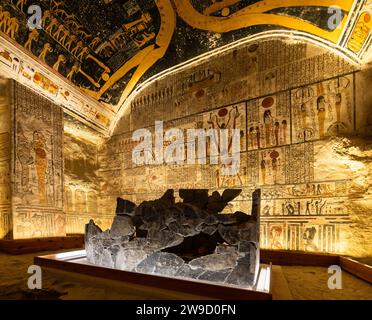 Louxor, Egypte - novembre 25 2023 : Chambre funéraire à l'intérieur de la tombe de Ramsses V et VI dans la vallée des Rois à Louxor en Egypte Banque D'Images