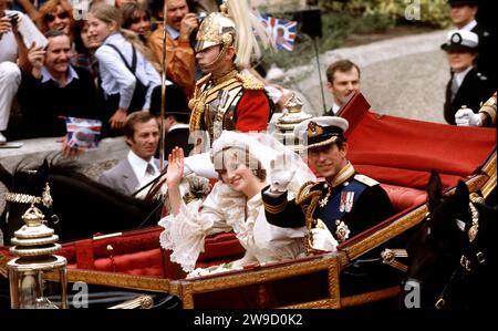 Photo de dossier datée du 29/7/1981 du prince de Galles et de son épouse, la princesse de Galles, se rendent au palais de Buckingham dans une voiture à toit ouvert après leur cérémonie de mariage à St. Cathédrale de Paul à Londres. La décision du président irlandais Patrick Hillery de décliner une invitation au mariage de Charles et Diana a suscité des inquiétudes de la part des responsables du gouvernement irlandais. Date de publication : mercredi 27 décembre 2023. Banque D'Images