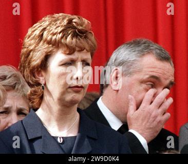 Photo de dossier datée du 22/8/1998 de la présidente irlandaise Mary McAleese et de la ministre irlandaise Pime Berti Ahern regardent vers High Street à Omagh, lors d'un acte de commémoration en plein air pour les victimes de l'attentat à la voiture piégée. Un responsable britannique a exprimé sa crainte que la présidente irlandaise Mary McAleese ne soit à un service commémoratif pour les victimes de l'attentat d'Omagh alors que la reine Elizabeth II n'y assistait pas. Vingt-neuf personnes, dont une femme enceinte de jumeaux, ont été tuées lors de l'explosion d'une voiture piégée dans la ville de Co Tyrone en 1998. Date de publication : mercredi 27 décembre 2023. Banque D'Images