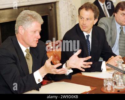 Photo du dossier datée du 2/4/1998 le Premier ministre britannique Tony Blair regarde le président américain Bill Clinton qui fait des gestes en s'adressant au cabinet après leur réunion régulière du jeudi au 10 Downing Street à Londres. Clinton a été «dégoûté» lors d'un appel téléphonique avec Blair dans lequel il a indiqué que le démantèlement n'aurait pas lieu avant la date limite de l'accord du Vendredi Saint (GFA). Date de publication : mercredi 27 décembre 2023. Banque D'Images