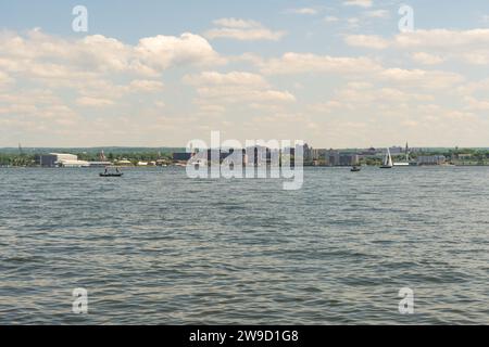 La Skyline d'Érié vue de la tour du Bicentennial un jour d'été Banque D'Images