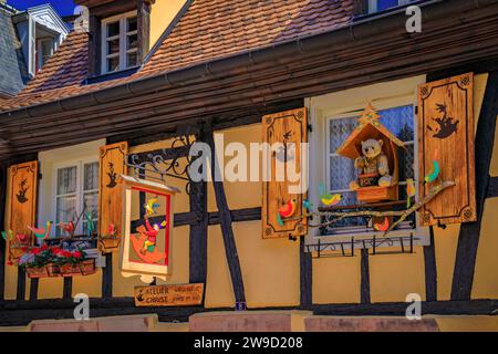 Ribeauville, France - 2 juin 2023 : magasin de jouets artisanaux dans une maison à colombages avec signalisation ancienne décorative dans un village sur la route des vins d'Alsace Banque D'Images