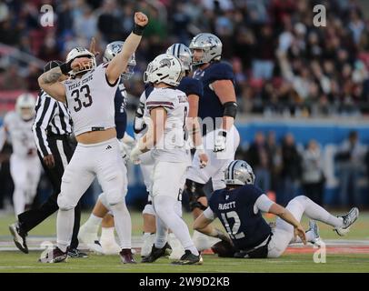 Dallas, Texas, États-Unis. 27 décembre 2023. BEN BELL (33) de Texas State célèbre un sac contre le quart-arrière de Rice AJ PADGETT (12 au sol) lors du First Responders Bowl au Gerald J. Ford Stadium sur le campus SMU à Dallas, Texas mardi. Texas State bat l'Université Rice 45-21. (Image de crédit : © Brian McLean/ZUMA Press Wire) USAGE ÉDITORIAL SEULEMENT! Non destiné à UN USAGE commercial ! Banque D'Images