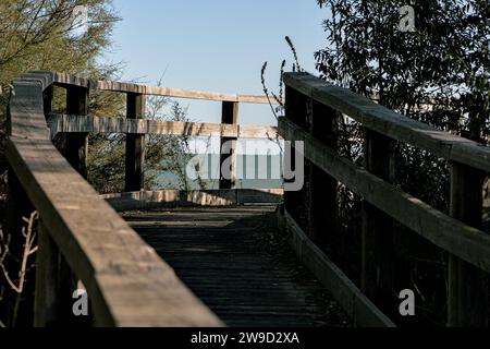 Le nouveau sentier en bois de Punta Marina terme me rappelle les îles Baléares Banque D'Images