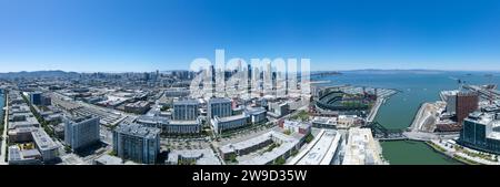 Vue panoramique sur la ville moderne de San Francisco avec ses monuments emblématiques du front de mer, son ciel bleu clair et son architecture urbaine. Banque D'Images