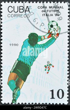 Timbre-poste annulé imprimé par Cuba, qui promeut la coupe du monde en Italie 1990, vers 1990. Banque D'Images