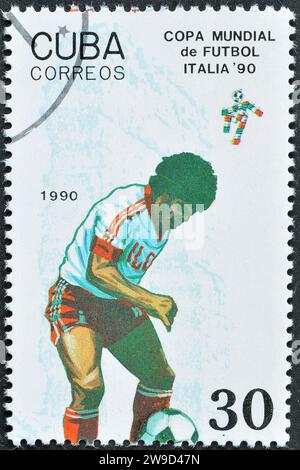 Timbre-poste annulé imprimé par Cuba, qui promeut la coupe du monde en Italie 1990, vers 1990. Banque D'Images