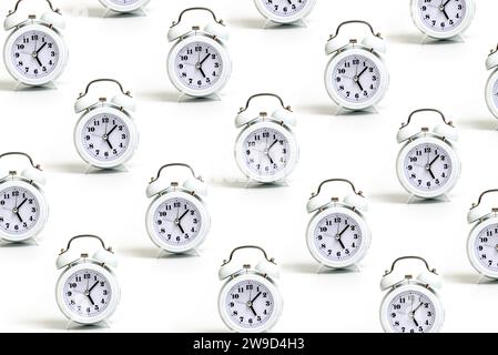 Motif tendance fait avec des réveils blancs sur fond blanc Banque D'Images