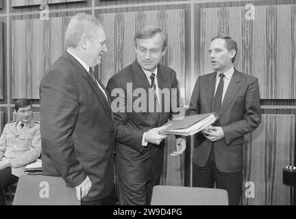 CDU Politiker Wolfgang Schaueble im Alter von 81 Jahren gestorben. ARCHIVFOTO 1985. Wolfgang SCHAEUBLE rechts, Deutschland, Politiker, CDU, BEI einer Pressekonferenz, im Gespraech mit Helmut HAUSSMANN und Friedhelm OST Liens. *** Le politicien de la CDU Wolfgang Schaueble est décédé à l'âge de 81 ans PHOTO D'ARCHIVE 1985 Wolfgang SCHAEUBLE à droite , Allemagne, politicien de la CDU, lors d'une conférence de presse, en conversation avec Helmut HAUSSMANN et Friedhelm OST à gauche Banque D'Images