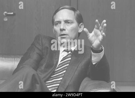 CDU Politiker Wolfgang Schaueble im Alter von 81 Jahren gestorben. ARCHIVFOTO vom 10.05.1985. Wolfgang SCHAEUBLE, Deutschland, Politiker, CDU, gestikulierend im Interview, HF. *** Le politicien de la CDU Wolfgang Schaueble est décédé à l'âge de 81 ans PHOTO D'ARCHIVES de 10 05 1985 Wolfgang SCHAEUBLE, Allemagne, politicien, CDU, gesticulant dans une interview, HF Banque D'Images