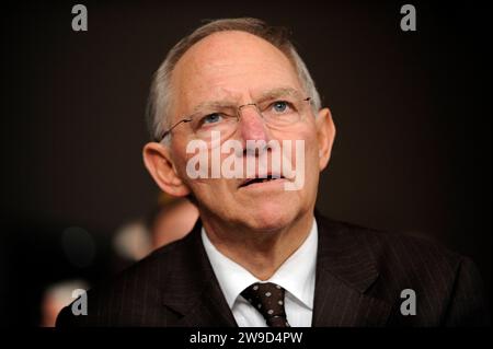 CDU Politiker Wolfgang Schaueble im Alter von 81 Jahren gestorben. ARCHIVFOTO Wolfgang SCHAEUBLE, Bundesfinanzminister, Portraet, Brustbild. CDU-Parteitag 2010 à Karlsruhe am 15.11.2010. *** Le politicien de la CDU Wolfgang Schaueble est décédé à l'âge de 81 ans PHOTO D'ARCHIVE Wolfgang SCHAEUBLE, ministre fédéral des Finances, portrait, buste portrait conférence du parti CDU 2010 à Karlsruhe le 15 11 2010 Banque D'Images