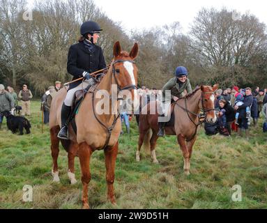 Hawridge, Chesham, Royaume-Uni. 26 décembre 2023. Les cavaliers et leurs chiens se rassemblent dans un champ avant la chasse annuelle. Crédit : Uwe Deffner/Alamy Live News Banque D'Images